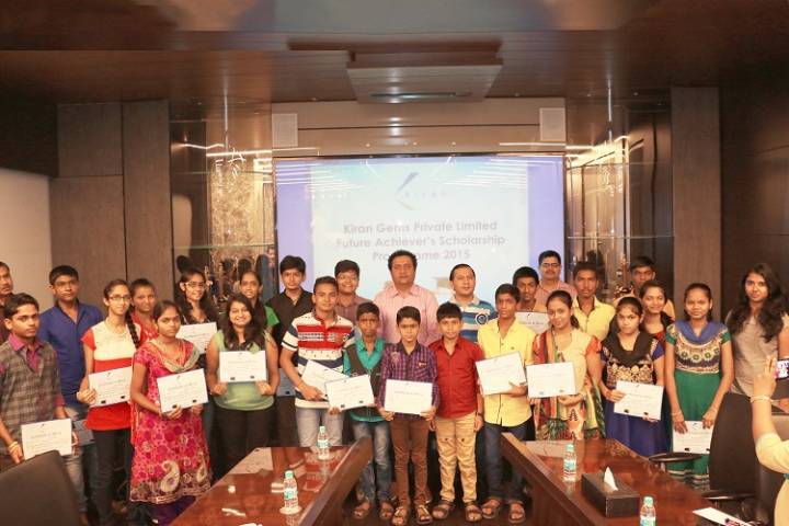 El Director de Kiran Gems, Sr. Dinesh Lakhani, con los Escolares Ganadores del Future Achiever's Scholarship Programme 2015 Organizado por el Fabricante de Diamantes