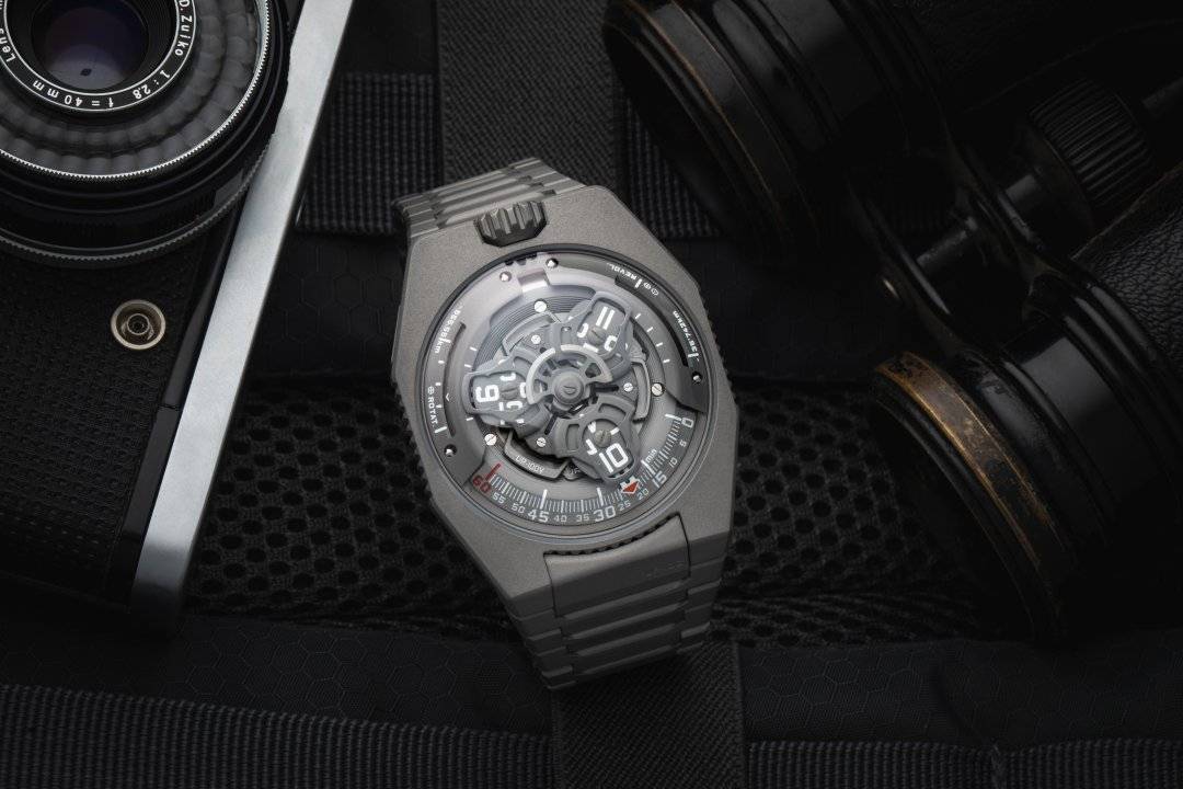 Urwerk: el UR-100V aparece con un traje de titanio completo