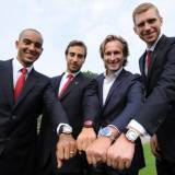 Los jugadores del Arsenal Walcott, Flamini y Mertesacker con Bruno Grande