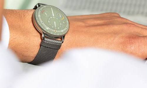 El reloj héroe de Ressence Type 3 EE adquiere un nuevo tono verde eucalipto