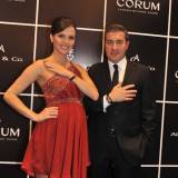 La ex-Miss Mundo Maria Julia Mantilla, izquierda, y el CEO de Corum Antonio Calce 