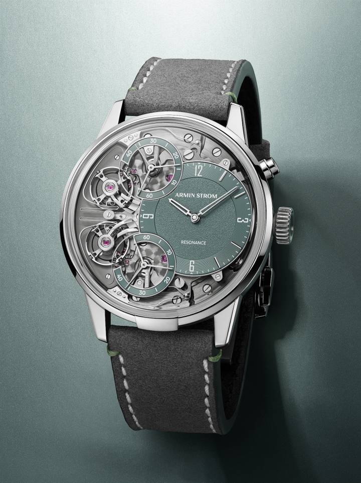 También presentado este año como una edición limitada de 50 piezas, el Mirrored Force Resonance Manufacture Edition Green presenta una esfera verde descentrada con un acabado granulado texturizado. El movimiento visible sigue siendo clave para el diseño.