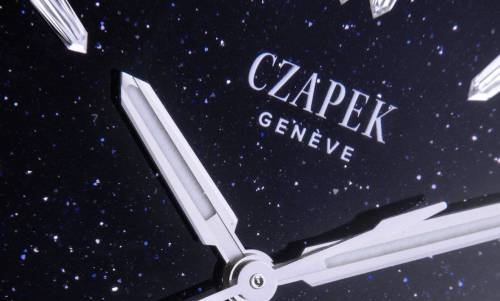 Czapek Antarctique Polar Sky & Flying Diamonds aporta un encanto contrastante