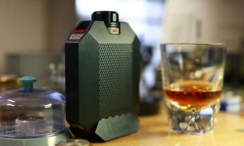 Salud al Macallan x Urwerk Flask