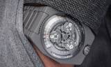 Urwerk: el UR-100V aparece con un traje de titanio completo