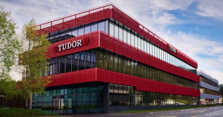 Terminado en 2021 después de tres años de construcción con cuatro plantas que suman un total de 5.500 metros cuadrados, Tudor ahora tiene una nueva manufactura de relojes en Le Locle, Suiza. La instalación de última generación está decorada en rojo Tudor y está conectada física y visualmente con la vecina Manufactura Kenissi, la instalación de producción de movimientos Tudor fundada en 2016.